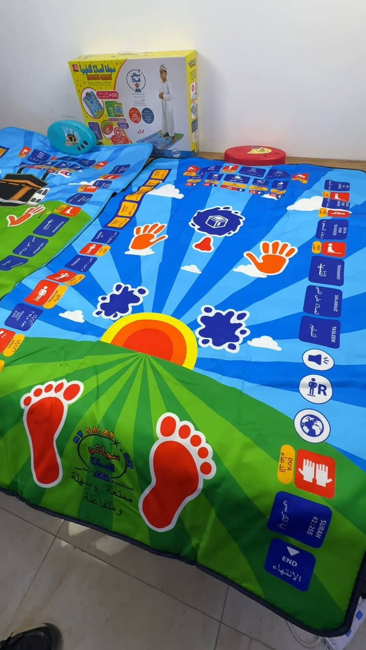 السعر 25الف دينار التوصيل 5 الاف
سجادة الصلاة التعليمية للأطفال

الاستخدامات:

تعليم الأطفال خطوات الصلاة بطريقة ممتعة وتفاعلية.

تنمية حب الصلاة والالتزام بها منذ الصغر.

مثالية للاستخدام في المنزل أو المدرسة أو دور التحفيظ.

تساعد الطفل على التعرف على أوقات الصلاة والأدعية والحركات الصحيحة.

المميزات:

مزودة بـ لوحة ذكية ناطقة تحتوي على أزرار حساسة للمس بعدد 36 مفتاح تفاعلي.

تدعم 7 لغات: العربية، الإنجليزية، الفرنسية، التركية، الماليزية، الإندونيسية، الأردية.

تعلّم خطوات الصلاة بالتسلسل مع الأذكار والدعاء بصوت واضح.

تعمل بـ 3 بطاريات AA، مع غطاء محكم للحماية.

مصنوعة من مادة مقاومة للماء وسهلة الطي والتخزين.

تصميم جذاب بألوان مبهجة يحفّز الأطفال على التعلم.

مناسبة للأطفال من عمر 3 سنوات فما فوق.

محتويات الصندوق:

سجادة الصلاة التعليمية.

وحدة صوتية إلكترونية.

كتيب تعليمات الاستخدام بعدة لغات.

الملاحظات:

الألوان تختلف حسب الموديل (أحمر  أزرق).

تعمل على البطاريات فقط (غير مشمولة).

يُنصح باستخدامها على سطح مستوٍ وجاف لضمان أفضل استجابة للمس. بغداد, العراق


**إذا كنت صاحب هذا الإعلان وتريد حذفه لأي سبب، رجاءا أرسل رسالة إلى الدعم الفني**