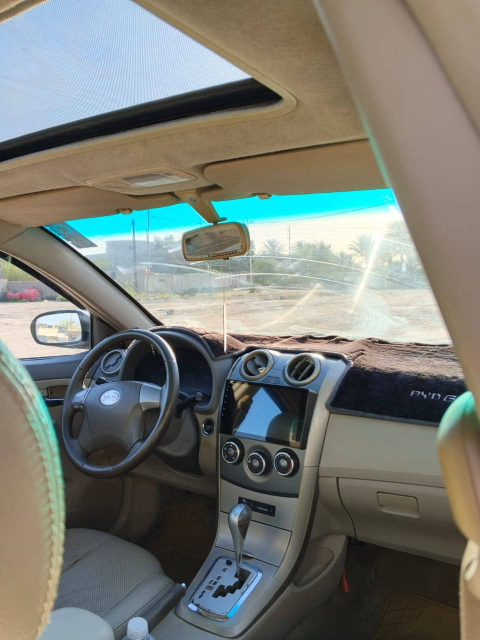 السلام عليكم بي واي دي G3 موديل ٢٠١٣ رقم بابل دولي سنويه جديده محرك ١٨٠٠ كير اوتو تبريد شغال صدر جديد فتحه بصمه كامره شاشه جبيره حساسات خلفيه اشاره ترحيب سياره  بيها الباب الخلفي بي صبغ فقط والبور بي صوت واغلب الاحيان يروح  السعر ٤٨ بيها مجال بسيط

مكاني الغزاليه
***********
