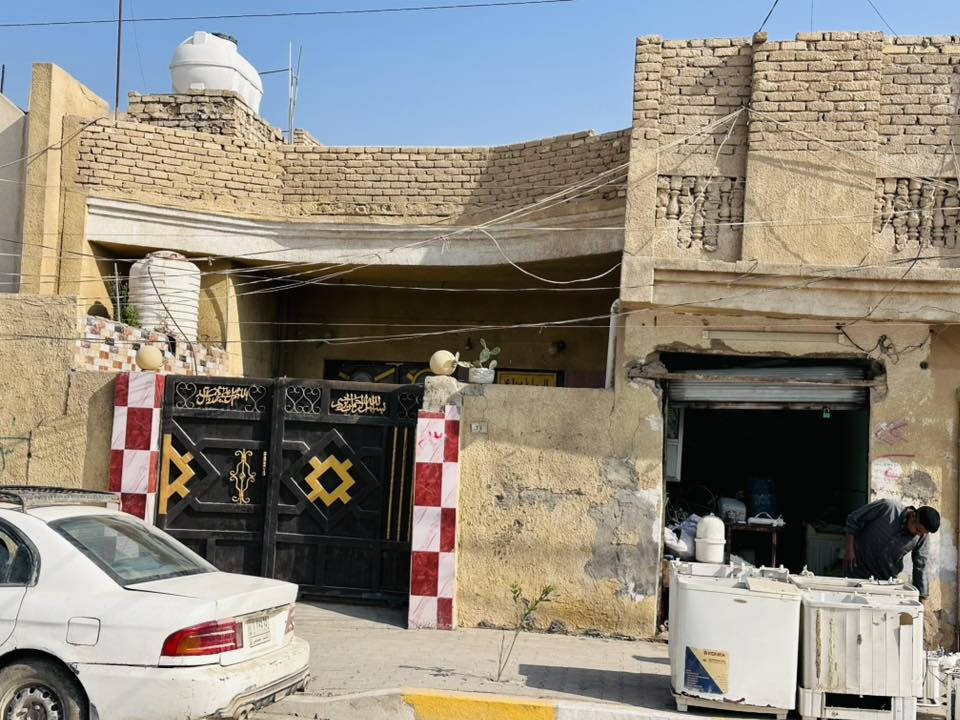 سلام عليكم بيت للبيع حي الحمران شارع الرئيسي الواقع 240
وبل السند 220 واجهيه البيت 12 ونص غرف ثلاثة مطبخ 5+4 مضيف 8+4 صحيات داخلية وخارجية محلات اثنين H0 الطرمة ستة بستة متر طابق الثاني غرفتين صالة
  130 وبي مجال علمن البيت عكاده
البنيان البيت 2012
***********
