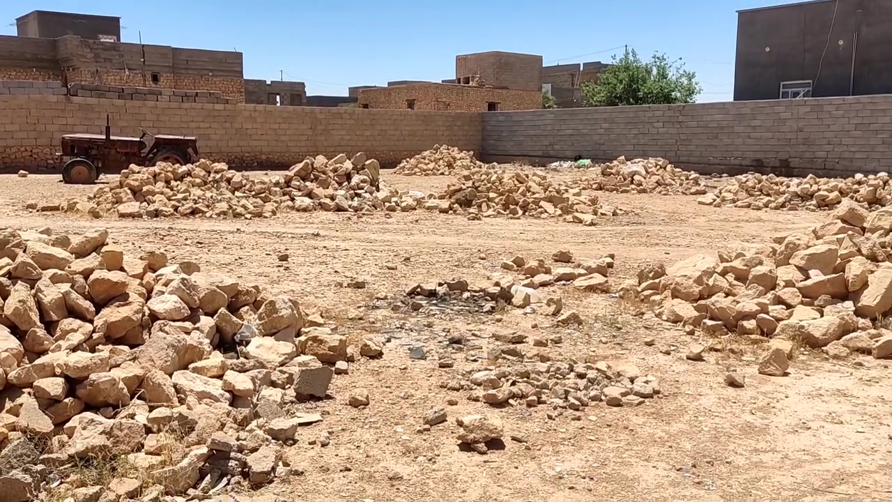 السلام عليكم ورحمه الله وبركاته 
متوفر قطعة ارض للبيع موقع ممتاز وقطعة حلوة
#الموقع/ القائم حصيبة / حي غزه خلف المتنزه الجديد ( الإذاعة) من الجهه الغربية 
بنص السكن بين شارع الإذاعة الغربي وشارع رعد زعين 
#التفاصيل/ كما موضح بالفيديو 
#المساحة/ ٩٠٠ متر² 
# #السعر/ #بـ٢٧_مليون ومجال بسيط جداً 
للشراء الاتصال بالرقم ***********
