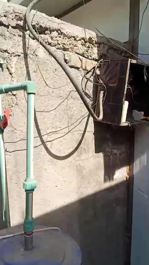 الدار للبيع سند 25  البيت مثل متشوفه بالفديو 50متر واقع حال مطبخ سندويج الغرفه واكع منهه البورك البيت ينرادله ترتيبات السبب محد فارغ لان مشغولين البيت متكون من هول وغرفه ومطبخ وصحيات الشعب الزراعية شارع ابو عزرائيل اي استفسار اتصل عله هذا الرقم***********
