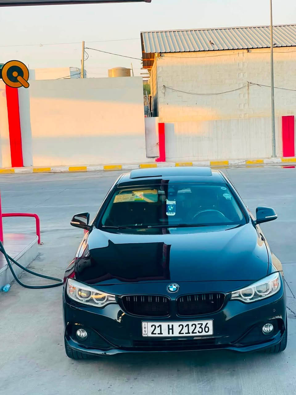 🚘 للبيع: BMW 420d موديل 2015
السلام عليكم، لأصحاب التميز والفخامة، معروض للبيع سيارة بي إم دبليو  بحالة ممتازة وجاهزة للاستخدام:
📌 المواصفات الأساسية:
• الماركة والفئة: BMW 420d  جران كوبيه).
• سنة الصنع: 2015.
• المسافة المقطوعة (128 الف)  
📌 المحرك والأداء واقتصاد الوقود:

• نوع المحرك: 4 أسطوانات (4Cyl) بسعة 2.0 لتر (2)توين دبل  تيربو ديزل (عزم قوي جداً واقتصادي جداً في الوقود).

• ناقل الحركة (الكير ): أوتوماتيكي (Steptronic) من 8 سرعات.

• نظام الدفع: دفع خلفي (RWD).  

📌 المواصفات الخارجية والإضافات:

• فتحة سقف كهربائية (زجاجية).

• وياله سبورت مميزة وكبيرة الحجم تعطي السيارة مظهراً رياضياً جذاباً.

• حساسات (أمامية وخلفية) للمساعدة على الاصطفاف

• إضاءة أمامية زينون مع ليد (LED) نهاري وشبكة أمامية رياضية باللون الأسود اللامع.

📌 المواصفات الداخلية والرفاهية:

• مقود رياضي مميز يحمل شعار M.

• تطعيمات ولمسات داخلية بلون ألياف الكربون (Carbon Fiber) 
• شاشة تحكم وسطية مع نظام iDrive كامل ونظام ملاحة.
• مريحة ونظيفة جداً
• تحكم ستيرن كامل، مثبت سرعة، وبلوتوث وبيها بعد مواصفات .  اقتصادي جدا نظام ايكو وايكو بلاص وسبورت ونورمال وديزل نص تانكي تروح محافظات ويه التبريد وترجع ما خلصان والسيارة صاروخ 
📌 حالة السيارة وجاهزة للتحويل مباشرة.

🚘  السياره مكفوله كفاله عامه حتى الدعاميات ماعدا  صبغ بالهلال الخلفي حك شبرين فقط حته الدعاميات 
تحويل مباشر رقم سليمانية
148  ورقه وبيه مجال بسيط مكاني كركوك 
***********
