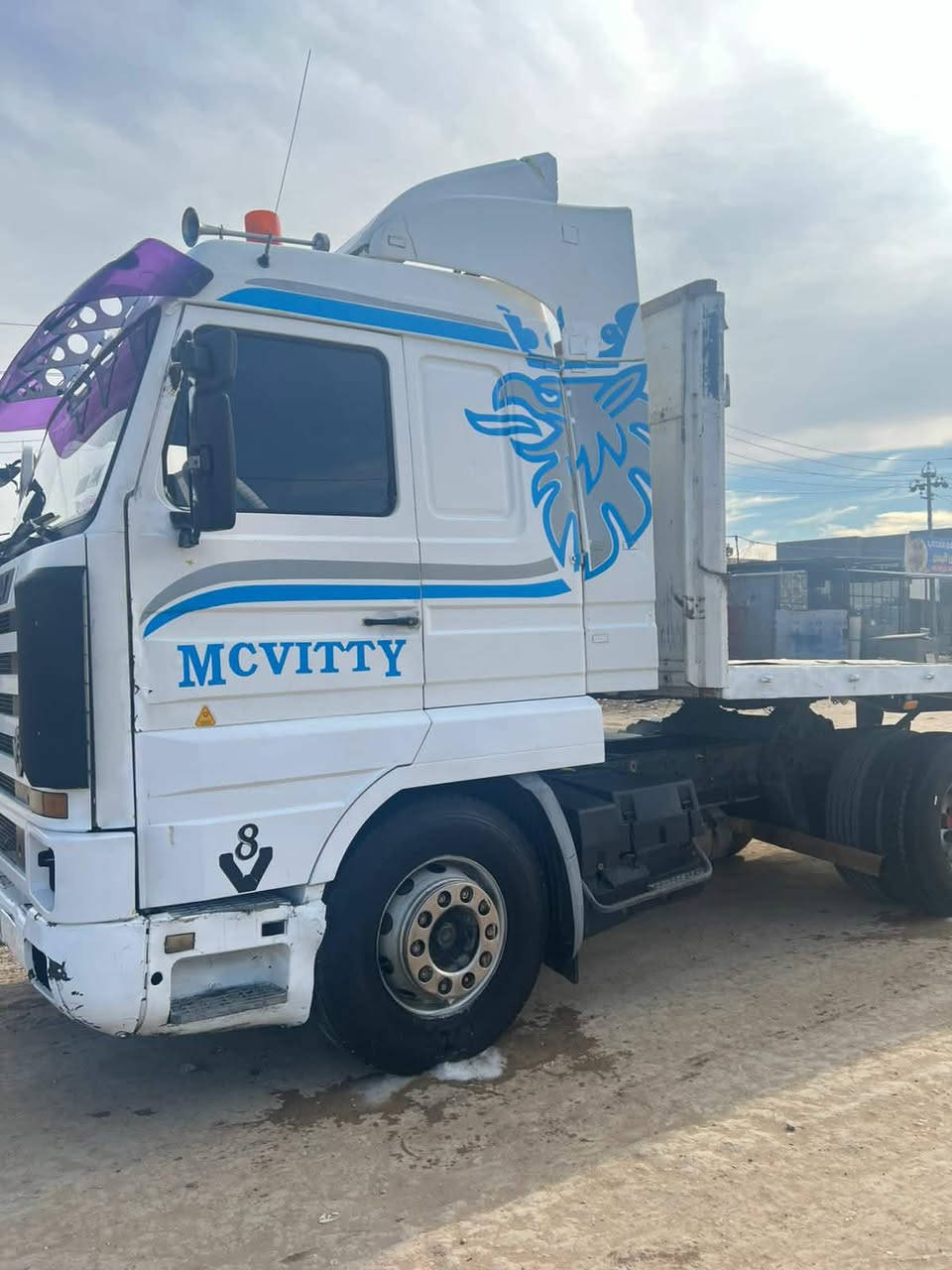 السلام عليكم للبيع فقط الرأس موديل ١٩٩٣ كفاله عامه تخم تاير محرك ١٤٣/0/10 لا صرف ولا نفخ رقم بصره مربوطه فلات تحويل مباشر سنويه ل٢٨ /العنوان بابل المسيب***********
