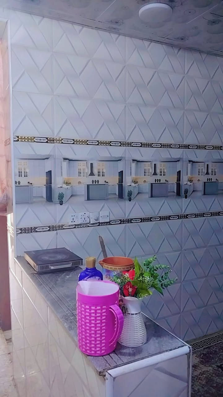 السلام عليكم بيت البيع المساحه 230 البناء 115 والباقي مسيجه من ضمن البيت بيه غرفه بلخير واي البيت والباقي حديقه بصف صيطره شارع الملعب اول خط بناء بلوك صب عد غرفه واحده سندويج من ضمن البيت عوزه بس بيتونه كامل كاشي عراقي درجه اول  قمريه الحوش مالته كله جاهز  سراميك امي كهرباء خطين المنطقه مخدومه كامله جوارينه والله ناس طيبه كلش السعر 37 وبيه مجال  ***********
