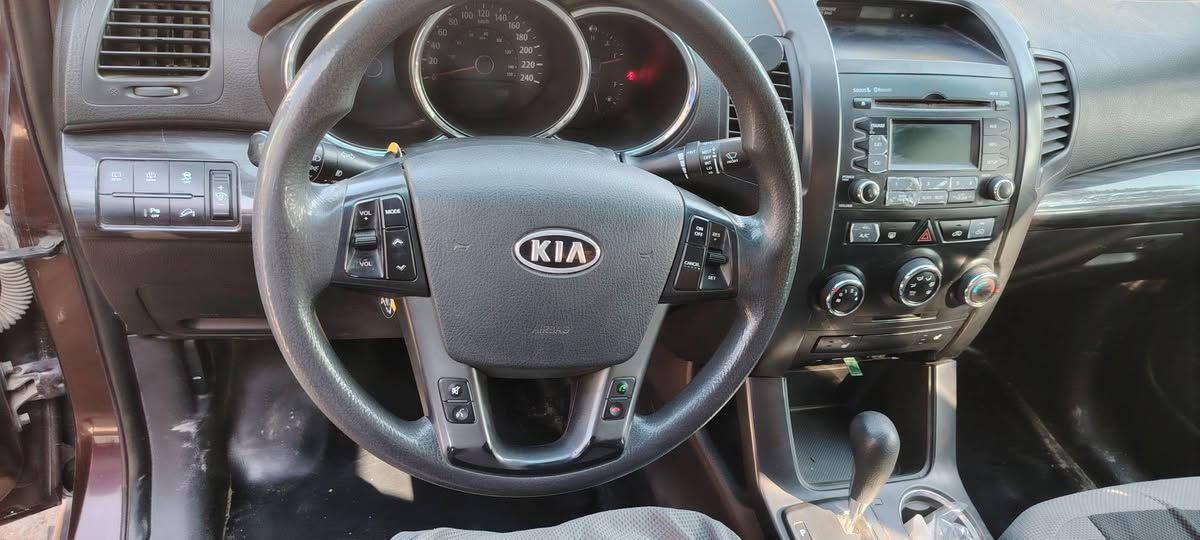 سورنتو للبيع
موديل 2012
محرك 4 سلندر 
مكينة 2.4 لتر 
تدفئة تبريد
السعر 125$
المكان :بعقوبة 
للتواصل :***********
