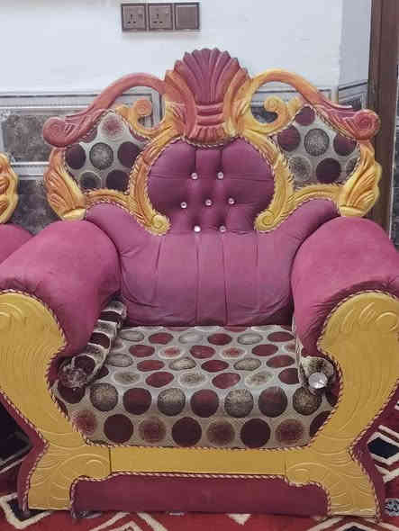 تخم للبيع 10 مقاعد قنفه 3 نفرات وقنفتين 2 نفرات وكراسي ثنين سعره 200 وبي مجال قليل للاستفسار ***********
