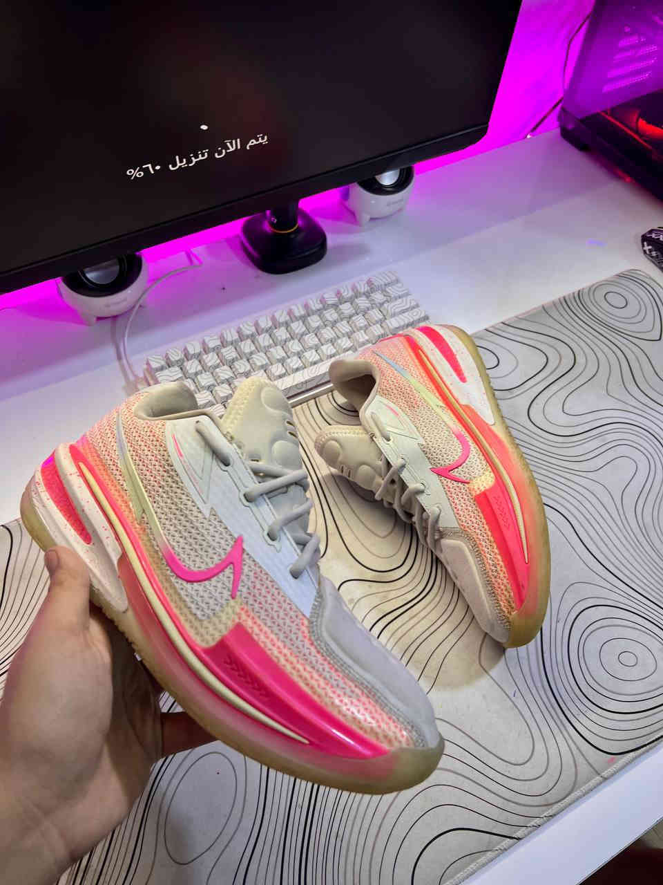 سلام عليكم نايك زوم اصلي  ڤيتنامي شرط ادك الباركود يطلعلك بلموقع ونفس القطعه نضافة مية بل مية وكاله اذا مو وكاله مرجوع يجي بي فتحات تهويه والطركه تجي جلاتين مناسب للصلات للجم قياس 43 طول قدم 27.5 ميلبس أكثر 
###القطعه مستخدمه نضافتهة مية بل مية زلغة مابيهة 
السعر 30 آلف قفل مع توصيل تصير 35 رجائاً 💜💜
عندي مشكله بل خاص راسلني واتساب او علق وأني اطبلك ***********
