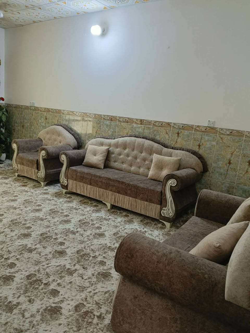 تاقەمی قەنەفەی ١٠ نەفەری کامل بە تەپلەکی شوشەی خۆیەوە نوێ نوێیە پێشتر ٨٥٠ هەرزاری پێ دراوە ئێستا داوای ٢٥٠ هەزاری لێ دەکەین 
ناونیشان. تەق تەق
***********
***********
