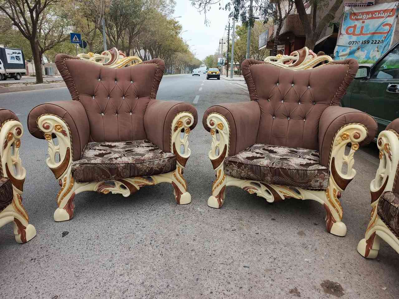 سلاوهاورییان
ئە م تاقمە کلاسیکە بۆ فرۆشتن
10نە فە رییە تورکی ئە سلیە
زۆرتایبە ت و ناوازە ییە
ژ.م***********
شوین.کەلارشە هیدان سە رجادە ئاوارەکان
