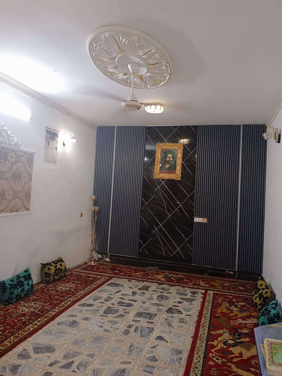 السلام عليكم بيت تجاري للبيع بغداد الكمالية شارع الاصفر بسعر مناسب مساحته 120 متر الواجهة 6 الا ربع طابقين 3 غرف نوم وصالة واستقبال و 2 حمام 1 غربي سويت البيت جان مؤجر 500 والمحل 150 الف رقمي *********** موجود واتساب فيس
