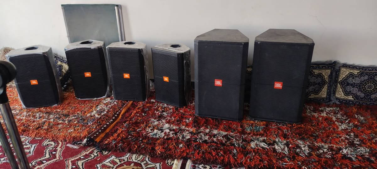 السلام عليكم
سماعات jbl عددهن ستة 
اربعة ام 12 انج وزوج ام 15 انج 
وسماعات جاسكو زوج ام 12 انج 
وجهاز جاسكو 4000 
كلهن نضيفات ولاوحدة بيهن مفتوحة او داخلة تصليح شرط 
الي يريد مفرد او زوج او كلهن عادي 
الاستفسار خاص


**إذا كنت صاحب هذا الإعلان وتريد حذفه لأي سبب، رجاءا أرسل رسالة إلى الدعم الفني**