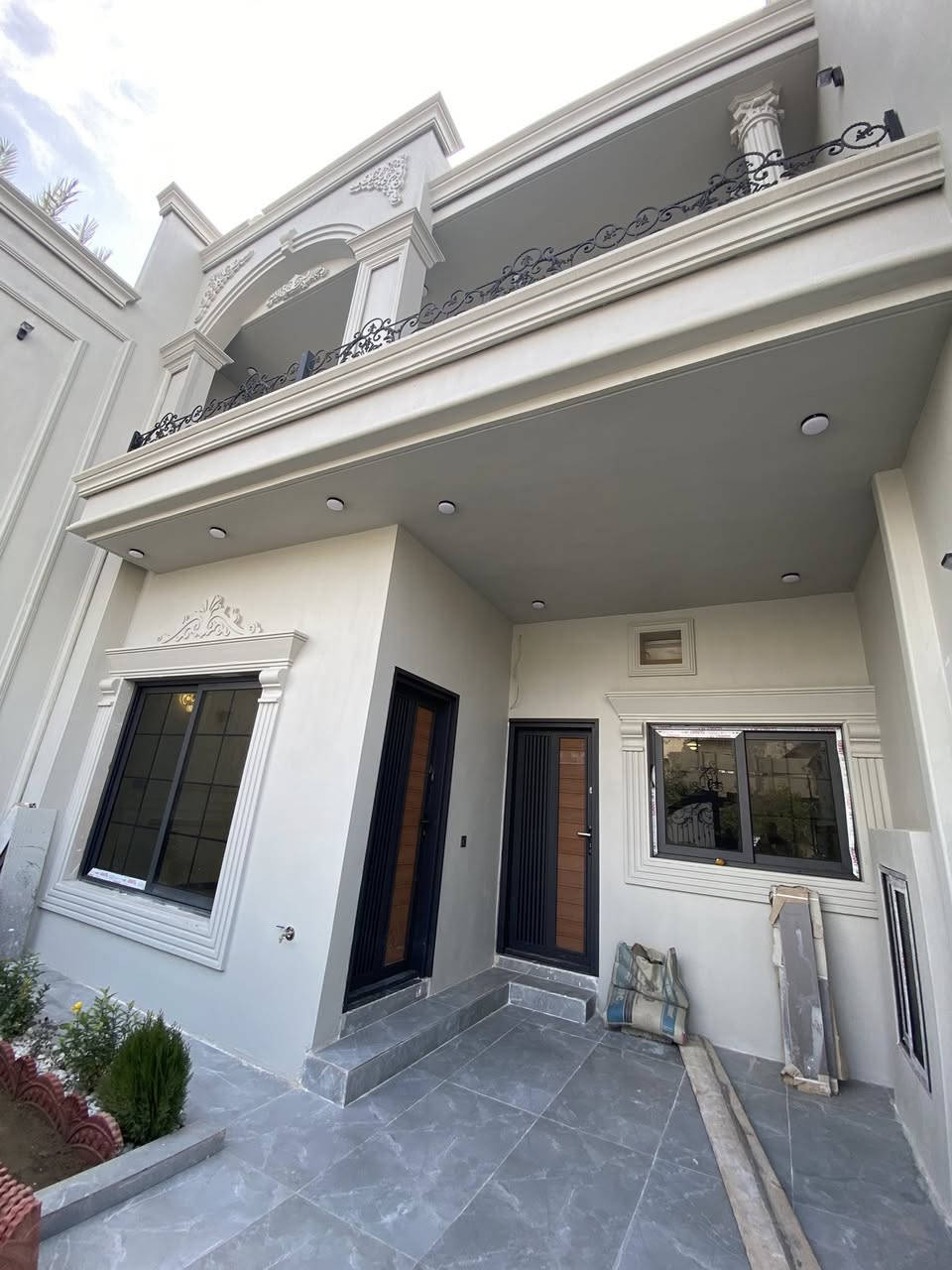 🏠اعلان اعلان
داران للبيع
موقع مميز
~~~~~~~~~~~
📄طابو ملك صرف
🧱بناء درجه اولى
~~~~~~~~~~~
سقف مغربي ✔️
واجهة فلين✔️
نظام تبريد مركزي✔️
بناء هندسي✔️
بناء ملكي✔️
~~~~~~~~~~~~
📐المساحه:-150 م
📐الواجهة :7.5م
~~~~~~~~~~~
📍الموقع :-طريق بغداد
مقابيل مطعم صمد
~~~~~~~~~~~
💸السعر :-علق ب(تم) يوصلك السعر مناسب 
~~~~~~~~~~~
الطابق الاول  يحتوي:-
استقبال +هول+مطبخ +مطبخ حار
غرفتين نوم+صحيات
~~~~~~~~~~~
الطابق الثاني يحتوي على:
هول +صحيات+
غرفتين نوم 
~~~~~~~~~~~
للاستفسار اكثر الاتصال على
***********📱
~~~~~~~~~~~
نستقبل جميع العروض 
🏠السكنيه  🏛️التجاري
