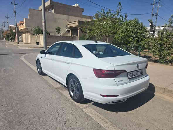 ڤۆڵگسواگن جیتا Rlin مۆدێل 2021 مواسەفاتی Rlin 
واتا تایبەت سەیارەیەکی زۆر جوانە 
زۆر خاوێنە تەنها 45 هەزار  ڕۆشتوە 
سەیارەکە پێش و پشتی کەپسە 
هیچ ئێرباکی نەتەقیوە 
تەنها یەک چەمەلاغی لای سەیاقی کلێری ئەمریکا 
نوکە بۆینتی کارتە لەرسمەکە دیاری کراو 
مواسەفاتی بەسمە و شەغال و ئۆتۆ هۆڵ 
کامیرە هەر چوار کوشنی هیتەرە سوکان هیتەرە 
سڵایدە وە وێنەی ڕەقەمی شانسیەکەشم داناوە

سـعـر : لە کۆمێنت داوابکە ڕاستەوخۆ بۆت دێت 📥 

گێر و مەکیەنەی بەشەرت 
وە دوو بستی لە لای سەیاقی 
دەرگا و چەمەلاغی دواوە پی دی ئاڕە  
هیچ کێشەیەکی تێدا نییە 

ژمارەی خاوەنەکەی 
***********
