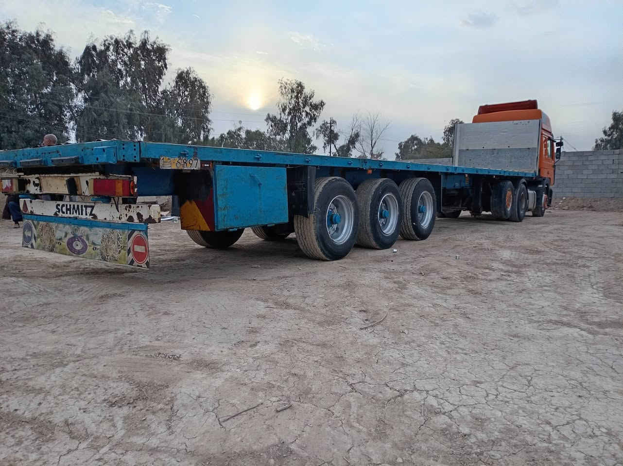 السلام عليكم مان صقر للبيع موديل 2002 سنكل خلفي  سنويه 28  .......***********
