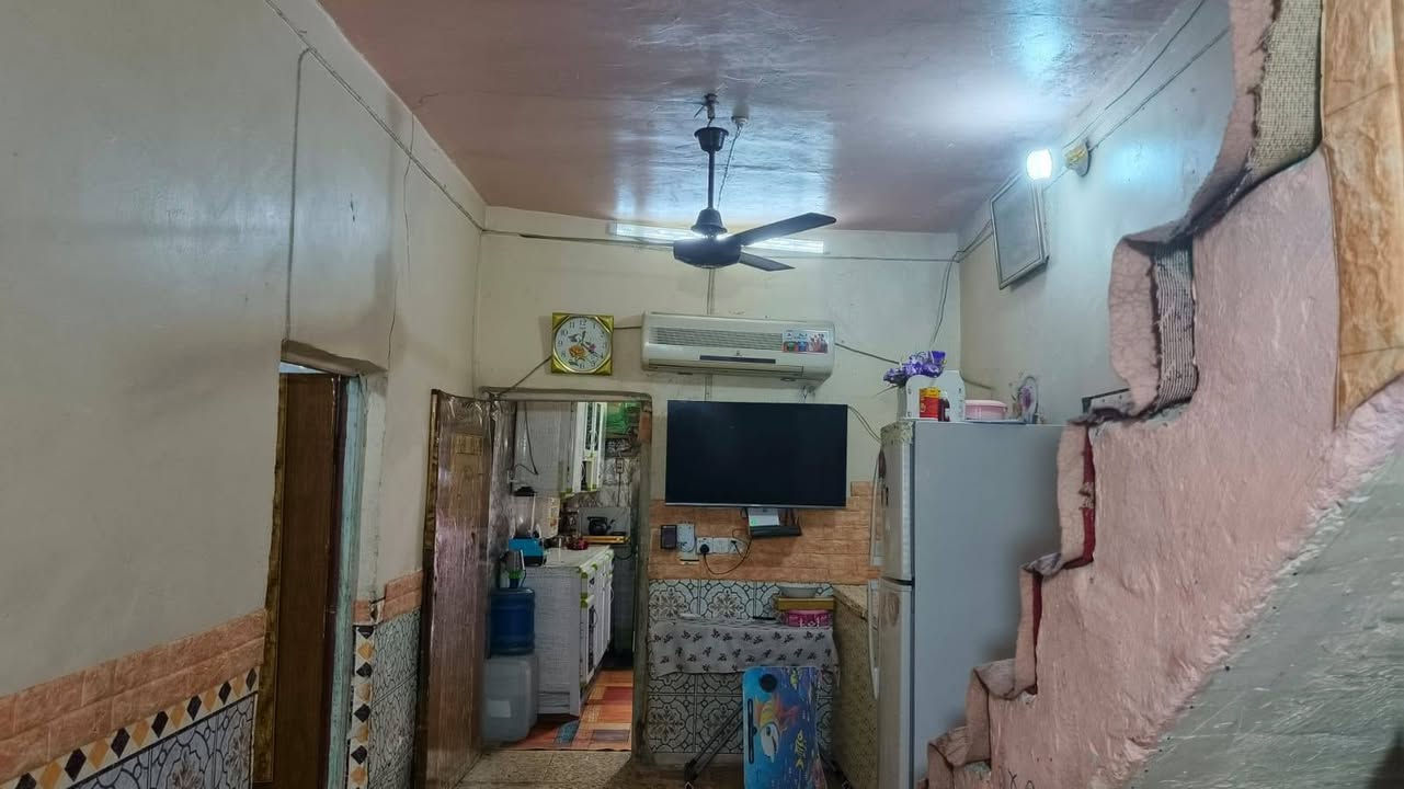 السلام عليكم بيت للبيع مساحه 100م سند 117  بيت جاهز للسكن
يحتوي ع استقبال

مطبخ

صاله

غرفه نوم وحده منور

صحيات

بيه صارمه جبيره وحلوه

خدمات ماء مجاري كهرباء كله بلباب

العنوان كربلاء الفدين شارع سيد حسن الشريفي للسيراميك.. واله شارع من الحولي ابو مهدي من اخير فلكه هم ينزل عليه شارع.... الاستفسار تصال ع الرقم ***********
