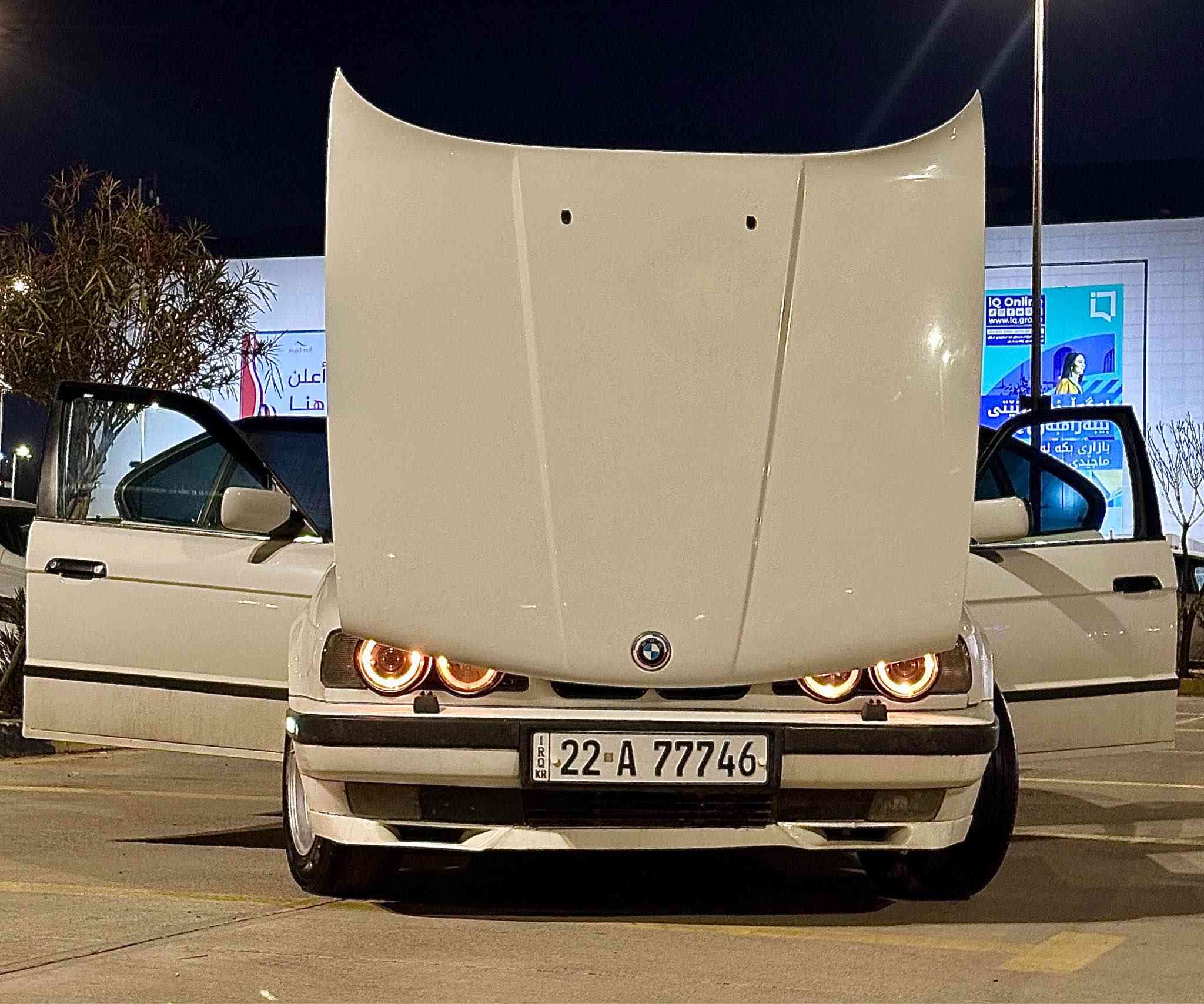 سلاوو لە ئاشقانی بیئێم  
ئەم بیئێمە مۆدێل 1990 بۆ فرۆشتن 525 گێڕعادیی  سلاید تەبرید کوشن جلد ڕەش و بێجی سەیارەکە کامل کراوە 1995  تا بلێی  هەیکەلی جوانە کێشە و مشکیلەی نیە 
٦ پلاکی تازە نۆزلەکانی هەمووی تێست کراوەتەوە بانسی تازە
 فڵچەی تازە لایت بەرزو نزم لید و زینۆن بێ مشکیله
ڕەقەم سەنەوی ژینگە ڕێگەو بان تا 2030 تازەیە بەشەرتی تەحویل ١ دینار غەرامەی تیا نیە 
١چەمەلەخی داوەوە ئەزێتێکی بچوکی هەیە ناوی نەگرتووە زۆر جوان چاکراوە کامل بۆیاخە 
***********
سعری ٧٢ گەلایە 
هەمووشتێکم سەبارەت بە سەیارەکە نوسیوە. مشتەری نی سەری خۆت و منیش مەیەشێنە السليمانية, العراق
