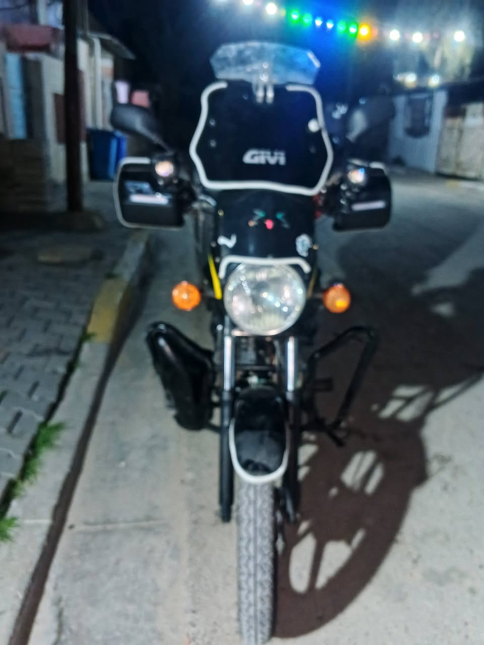 سلام عليكم بوسكر موديل 20 دراجه كلش نضيفه وعليها تعديلات هواي لا يت زنون مازده + لدات 2 + جامه اضافيه + جامه اضافيه صغيره + مسجل بلاتوث كلش عالي ابو المصطره بعده بجيس + اشاير اكزز + دهن امزويل اليوم مبدل دراجه نكره سلف بكل وقت مراوس حسب القناعه ملاحضه الدراجه بدون اوراق تجي تاخذها من باب البيت وكاتبك عليها الخاص مفتوح مكاني بغداد الحسينيه الراشديه


**إذا كنت صاحب هذا الإعلان وتريد حذفه لأي سبب، رجاءا أرسل رسالة إلى الدعم الفني**