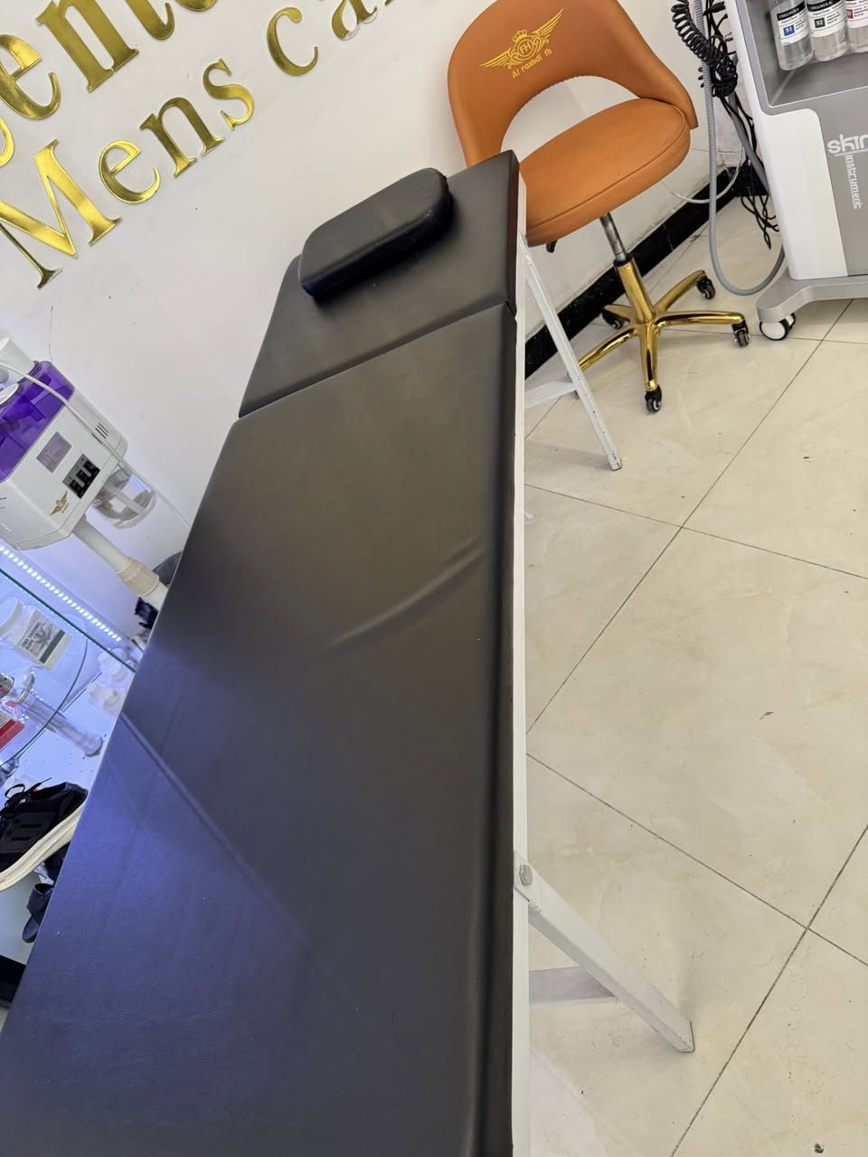 السعر مناسب جداً عرفة هايدرو فيشل كامله للبيع الجهاز مستعمل شهرين فقط كل الأغراض مستعمله شهرين وجديدات كلش اسم جهاز الهايدروفشيل 12 سكن انلايزر يتميز بهاند الكامره فحص البشرة والشعر مع التقاط الصور للبشره  
لاستفسار ***********
