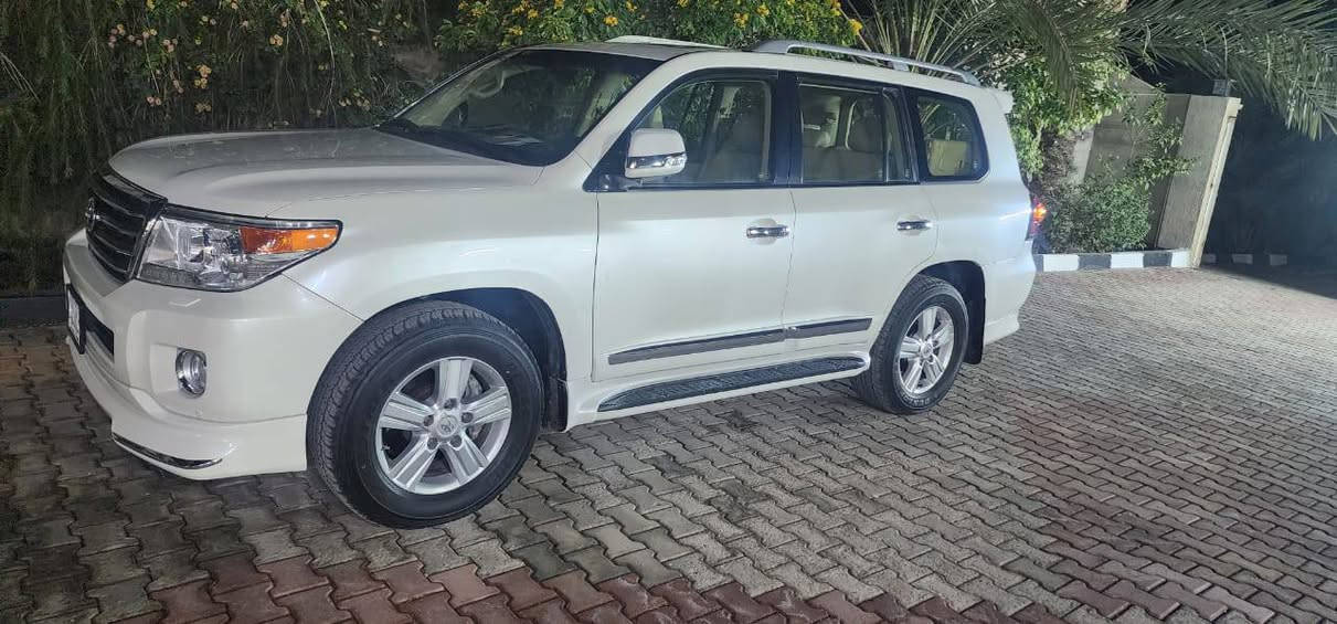 لاندكروز بغداد٢٠١٣كفاله من الصبغ وجود باب مفتوح وبارد بسيط سعر ٣٨٫٥٠٠ ثمانيه وثلاثون الف دولار وخمسة مائه بابل جبله حي الوحده  مبايل***********و***********
