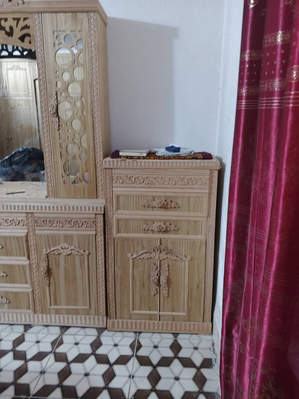 غرفه نوم مستعمله شي قليل شغل ايدي بيدي مشتغلها شرط بدون صبغ  كدام العين شرط انطيك هيه وخشبها وتجي تفحصها خارج 5ملم دخل مجرات سريه  للستفسار ***********

