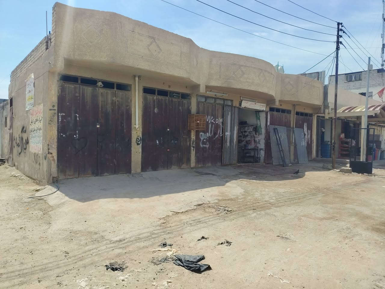 السلام عليكم دار مع محلات للبيع زراعي
المساحه 400 متر
يحتوي على 6 محلات
يوجد 3 حدايق
طابق الاول يحتوي استقبال + مطبخ + مخزن + غرفه + صاله
الطابق الثاني يحتوي على 3 غرف
الاستفسار ***********
***********
