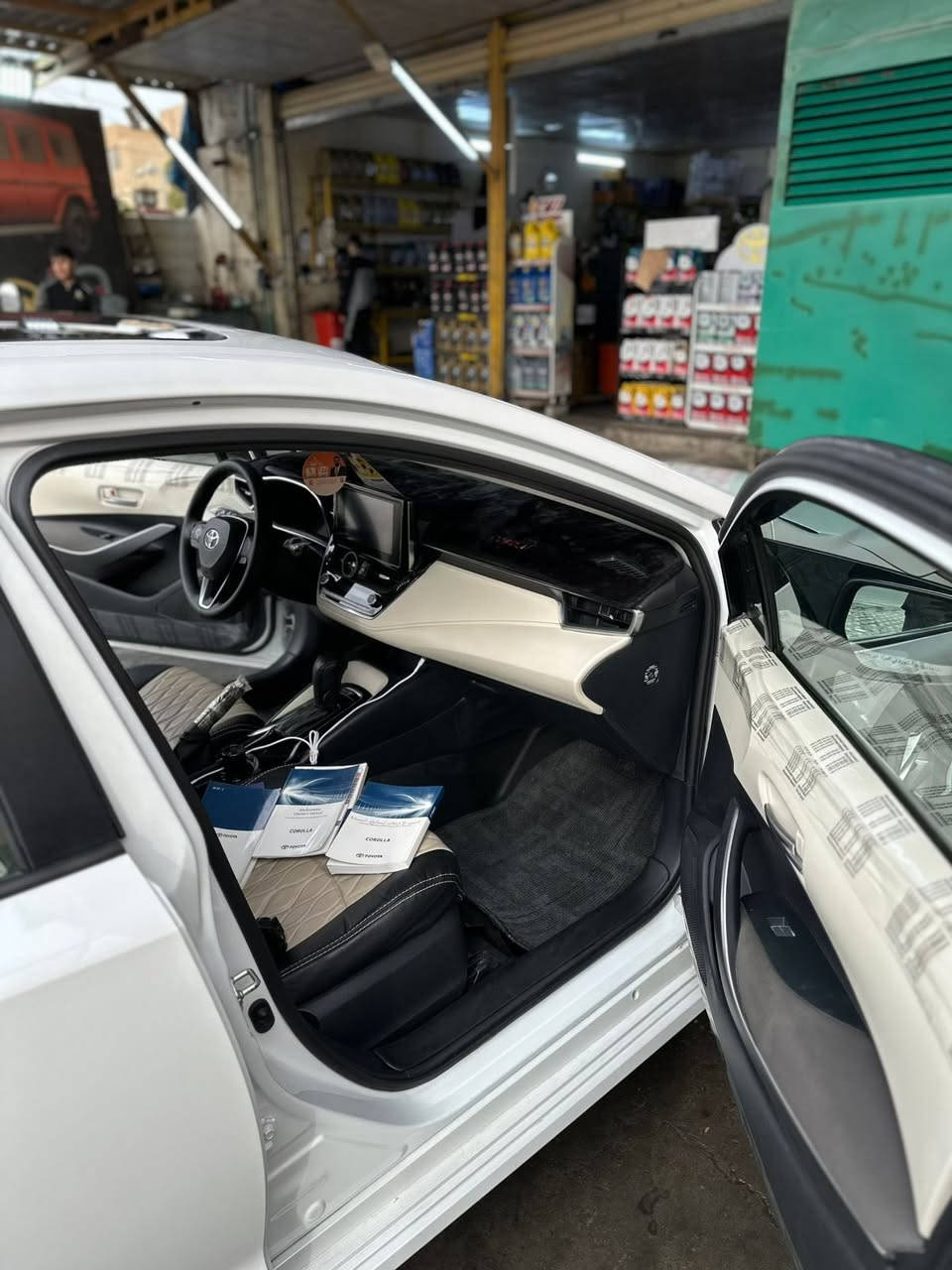 السلام عليكم ورحمة الله
تيوتا كورلا ساز 

موديل 23 على وضع الشركه برغي ممفتوح بيها 

كتلوكات الشركه 

فتحه سقف 

تبريد قطعتين 

حساسات امامي خلفي 

بصمه تشغيل 

شاشه ايباد 

محرك 1800 سي سي 

غلاف كشنات وارضيه وصندوق الاصليات 

تخم تاير 

شفقات

مطريات 

5ويل كب 

مري شفط 
وبعد مواصفات الساز معروفه وسياره على ايدي 

ماشيه 20000

***********
