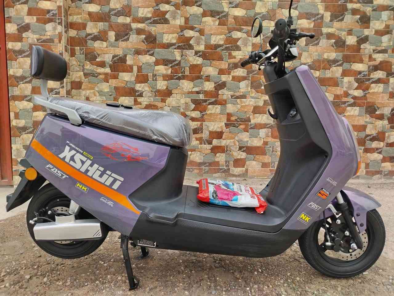 السلام عليكم دراجه شحن سكنس لون مميز استخدام قليل ماشيه ٧٠٠ فقط  تعتبر زيرو.
بطاريات كبار عدد 6.
ملف 1500.
تمشيك مسافه ٥٠ كيلو بالشحنه.
السعر ٦٥٠ الف. 
مكاني جادريه. 
***********
