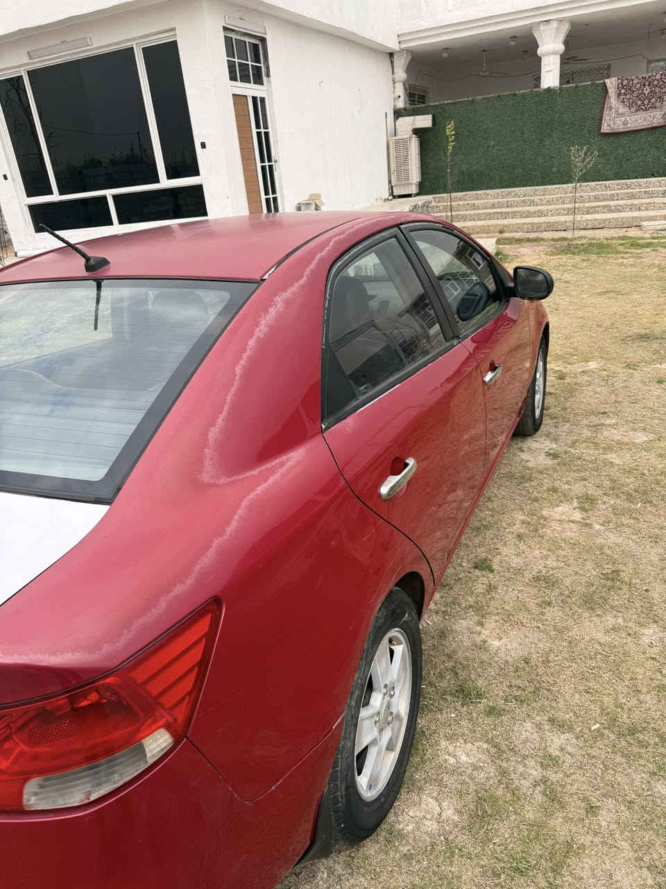 السلام عليكم سيراتو 2013 مكفوله من الصبغ و الضربه بيها فقط بارد وجراد خفيف مثل ما موضح بالصورة رقم بغداد بأسمي 
مكاني بغداد البياع تقاطع درويش . السعر ( 93 ) ماشيه 216 
كير محرك مكفول تبريد ثلج تدفئه كلشي شغال على وضع الشركه . *********** 
***********
