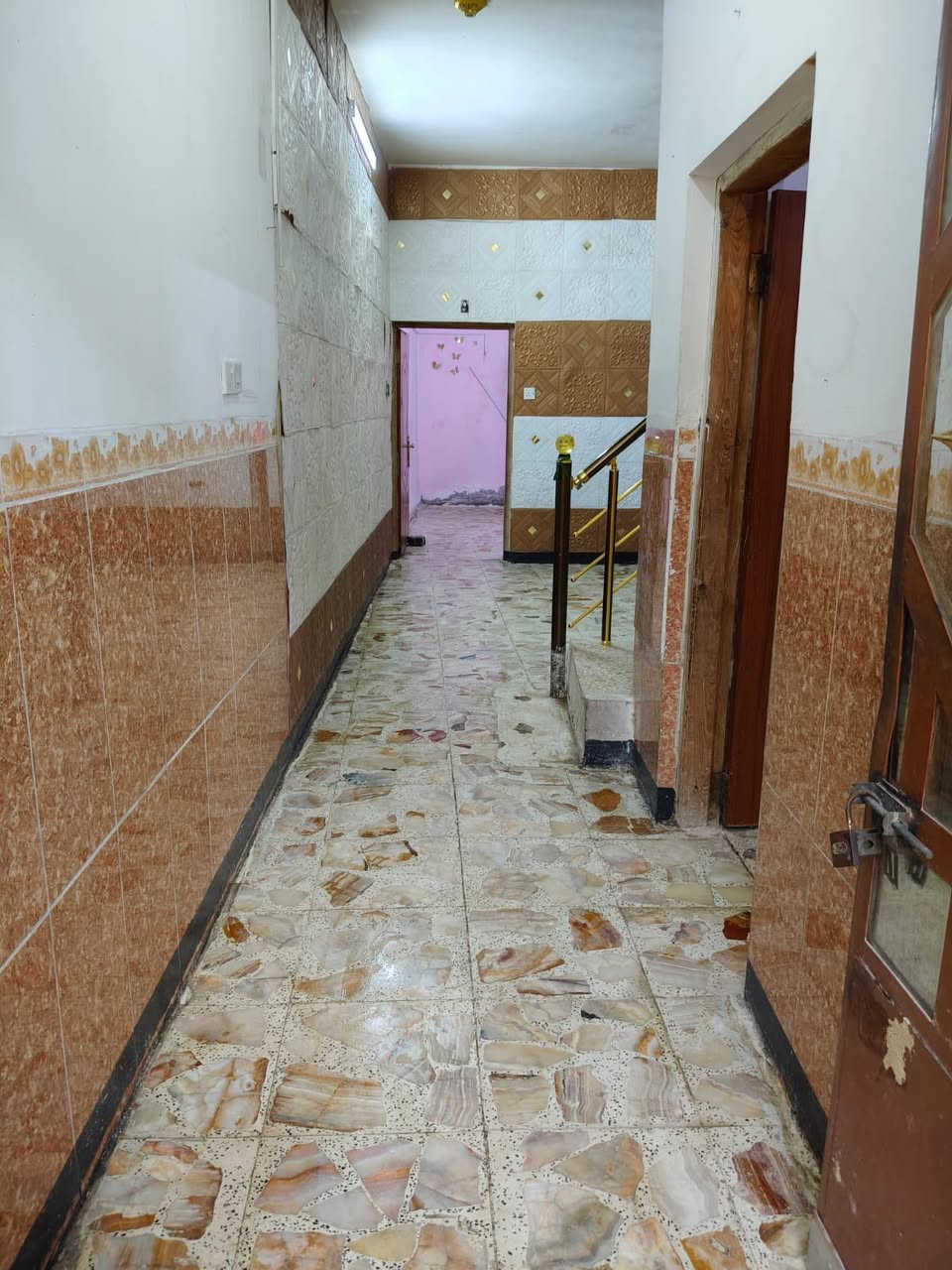 🏠 بيت للإيجار
بيت للإيجار مرتب ومناسب للسكن.

📍 الموقع: (بغداد جسر ديالئ )

يتكون من: ( طابقين عدد الغرف ٤ وحده جوه وثلاثه فوك والصالة واستقبال وحمام ٢ وحديقه صغيره .

السعر ٣٥٠ 🤎.


**إذا كنت صاحب هذا الإعلان وتريد حذفه لأي سبب، رجاءا أرسل رسالة إلى الدعم الفني**