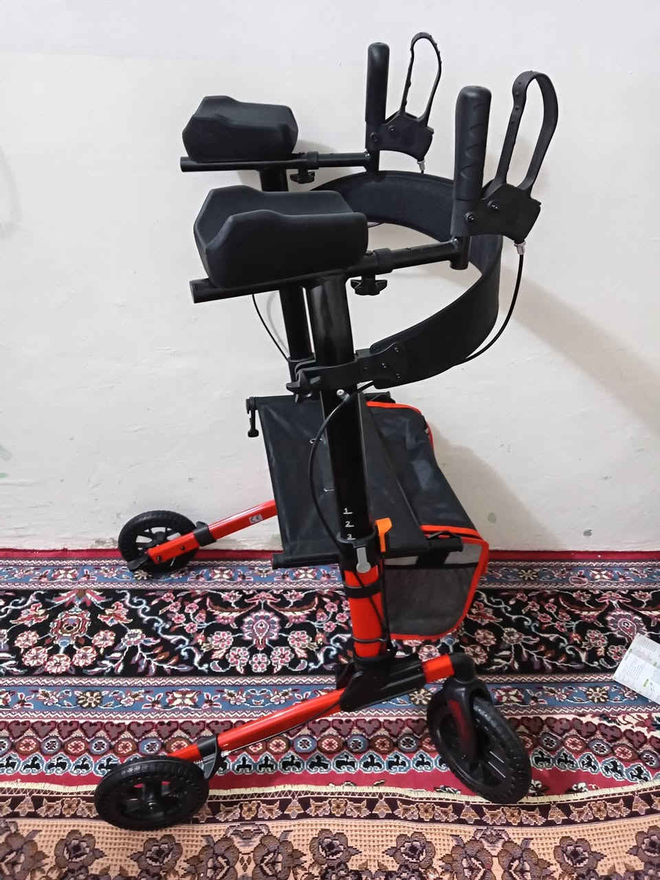 متاح
تُظهر الصورة مشاية رولاتور ، وهي وسيلة مساعدة على الحركة مصممة لدعم كبار السن وذوي الاحتياجات الخاصة. يتميز هذا الموديل تحديداً بكونه مشاية عمودية وتوفر دعماً إضافياً للساعدين، مما يساعد المستخدم على المشي بوضعية مستقيمة وتقليل الضغط على الظهر والمفاصل. 
أبرز المميزات والمواصفات:
مقابض ومساند ساعد قابلة للتعديل: تتيح ضبط الارتفاع ليتناسب مع طول المستخدم، مع مساند مبطنة للراحة أثناء المشي.
مقعد مريح مع مسند ظهر: يتضمن مقعداً للجلوس والراحة عند الحاجة، مع حزام عريض يدعم الظهر.
نظام فرامل مزدوج: مقابض الفرامل تتيح التحكم بالسرعة أثناء المشي أو قفل العجلات تماماً عند الجلوس لضمان الأمان.
تصميم قابل للطي: يمكن طي المشاية بسهولة لتوفير المساحة عند التخزين أو لنقلها في السيارة.
مساحة تخزين: تأتي عادةً مع حقيبة أو سلة تحت المقعد لحمل الأغراض الشخصية أو المشتريات.
عجلات كبيرة: مزودة بأربع عجلات قوية تجعلها مناسبة للاستخدام في الأماكن المغلقة والمفتوحة وعلى تضاريس مختلفة.


**إذا كنت صاحب هذا الإعلان وتريد حذفه لأي سبب، رجاءا أرسل رسالة إلى الدعم الفني**