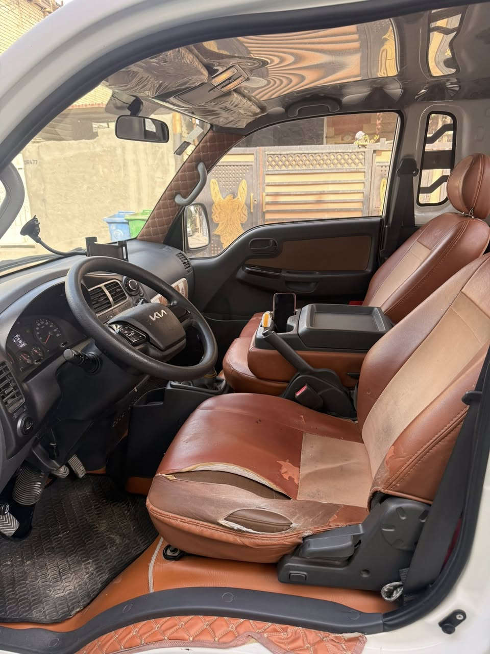 السلام عليكم
كيا حمل بنكو عموشة
 موديل2022
فول سستم فول مواصفات 
لمتدد بحالة الزيرو
 ماشيه 42الف
اشاير بلمري 
دوشمه ارضيات جلد
دوشمه كشنات
دوشه الربع
دوشمه السقف
شغل درجه اولى              السعر ١٤٩
لد امامي للبنيد 
إشارة لكزز 
تخم تايرات البرجستون الكوري 
درع خلفي
درع امامي 
السياره كامله مكمله جاهزه من كلشي الي ياخذه ميصرف عليهه 
رقم بغداد وبسمي 
مكان السياره بغداد الدوره
***********
***********
