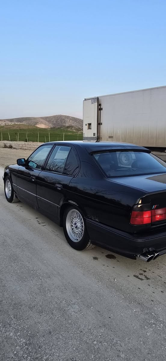 مۆدیل ۱۹۹۱
مواسەفات فولی بێسلایت گێرحادی
٤جام کارەبا
مەکینە 525بیلاد تاک دیجیتاڵ
یەک جەمپی پێشی هەیە بی ناوگرتن
پشت و پێش کەپس
لای سەکن دەحمی هەیە شانی گرتوە بێ شانسی
گێڕو ئەکسل بەشەرت
مەکینە دەنگی بێرنو بەگنی تیایە
سەرف وو بوخاری نیە
چوار ویلی سفڕی لەژێرە تایەکانی خاوێنە
سبوخ حامە بۆ جوانی
ڕەقەم هەولێر
سەنەوی نوێیە تا ۲۰۳۰
٤۰هەزار خڕامەی لەسەرە
کارەبایی بەشەرت
هەموو گیانی بەشەرت تەقەو ڕەقە
0776 182 71 41
واتس ئاپی لەسەرە
تکایە گەر مووشتەری نی سەرمان مەیەشێنە رانية, السليمانية
