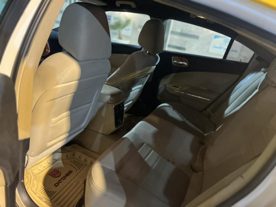 السلام عليكم 
 جارجر13 خليجي بدون إرباك 
رقم بغداد بسمي بيها بابين فقط مبدلات 
152 وبيها مجال الناصريه الغراف 
ترهم مراوس بموديل احدث خصوصي أو تكسي

***********
