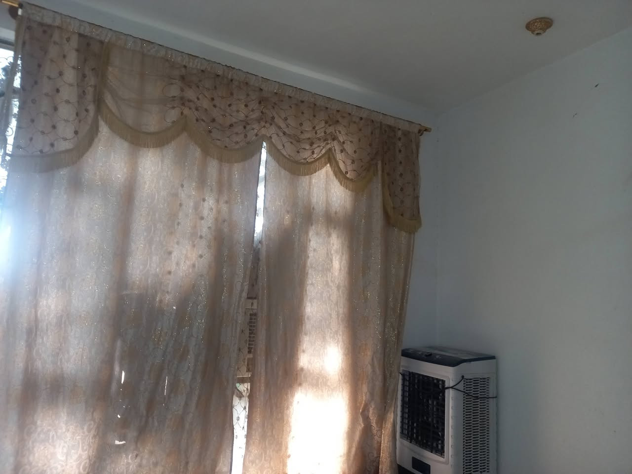 بيت مساحته ٣٢٠ متر الواجهة ٢٠ والنزال ٢٥ يتكون من غرفتين وصاله ومطبخ واستقبال وصحيات خارجيه وداخليه بناء حديث سيراميك حدايق عدد٢ العنوان كوت البيضاء يبعد عن السدة مال الكارضيه ٥٠٠ متر السعر ٧٠ مليون وقابل للتفاوض البناء كله طابوق رقم الهاتف صاحب البيت *********** 
اني مكلف بالنشر
