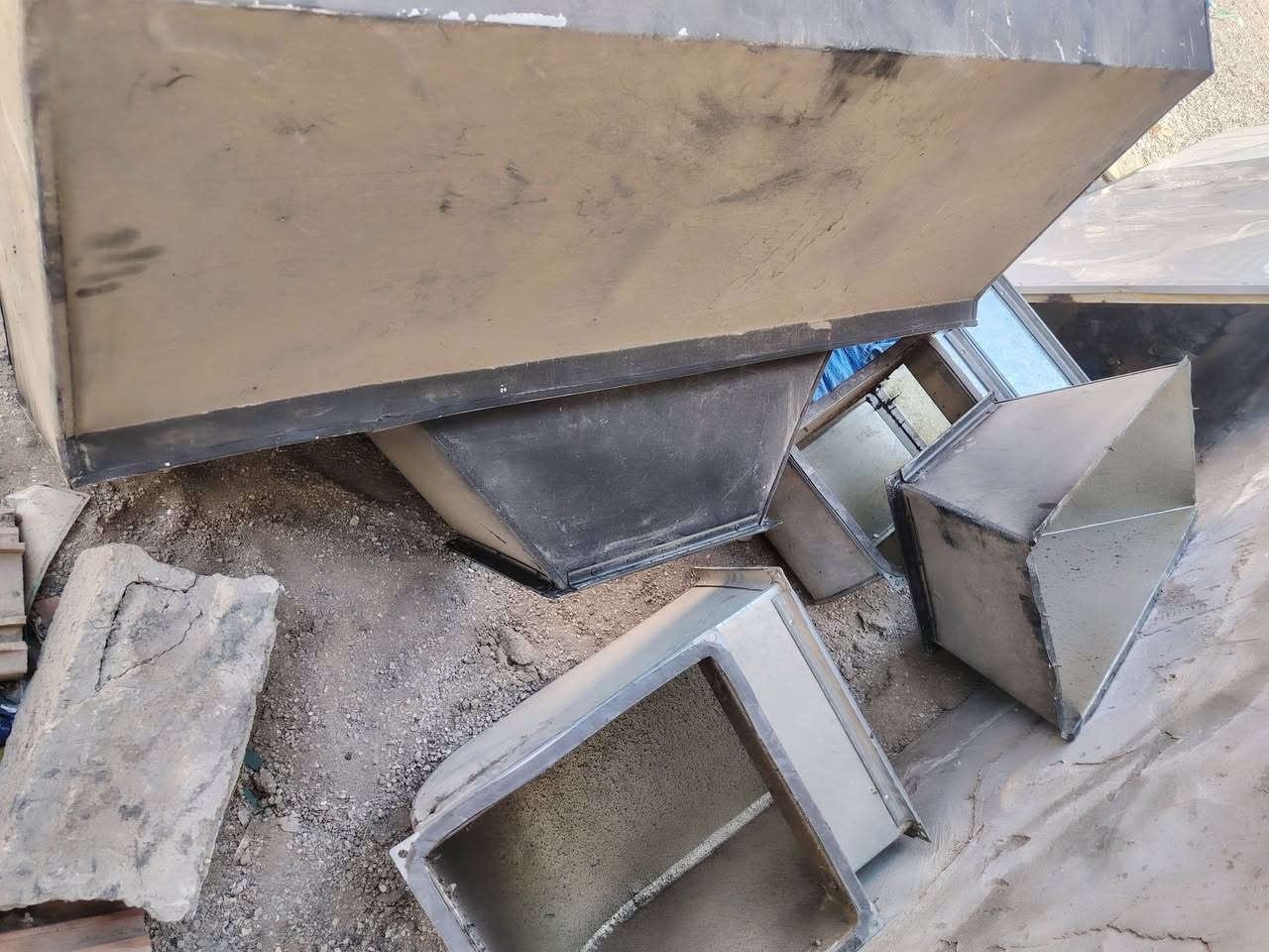 دكت متر عرض مترين طول مع ٣عكس للبيع شوايه كص مع شيش عدد ٢ الاتصال عل رقم ***********
