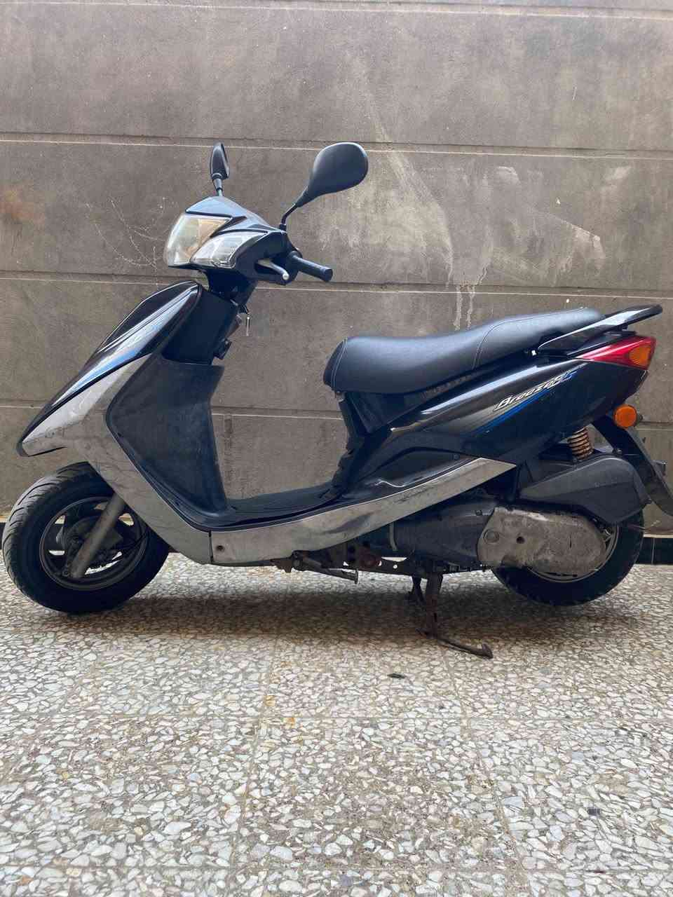 دراجه نوزل بريز ببغاء دراجه تخبل كلش نضيفه برغي مامفتوح بيها مكينه ناعمه شلعه ومعدل جيب فيتر تعال افحص السعر 900 وبيها مجال حك الجيه رقمي للتواصل ***********
