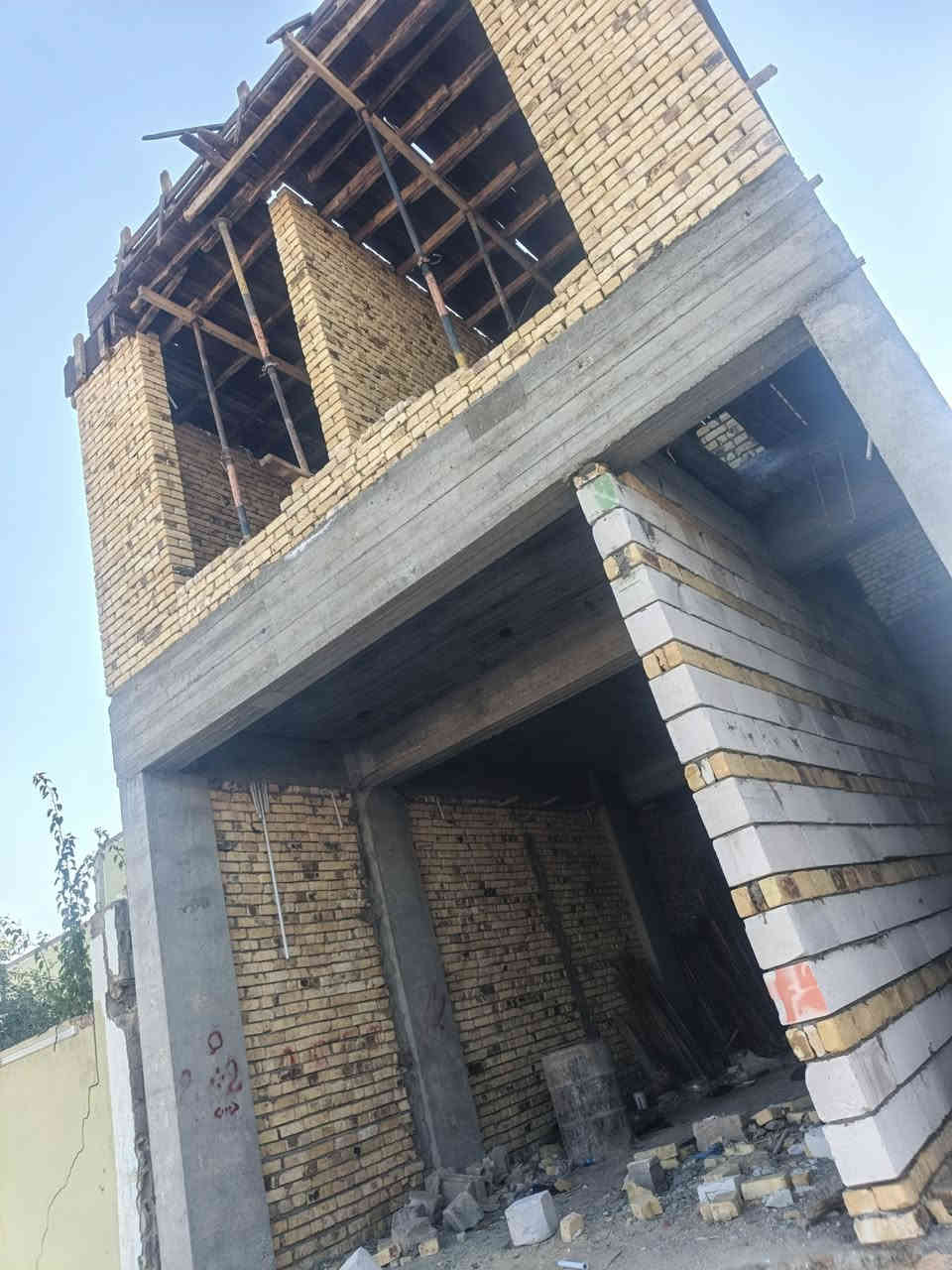 إعلان بيع مواقع تجارية
🔹 الموقع الأول:
موقع تجاري للبيع
▪ المساحة: 150 متر
▪ البناء: طابقين
▪ الأرضي: قاعة مفتوحة
▪ الطابق الثاني: متقطع (غرف صاله ومكتب.. ومصعد ونج... ومجمع صحيات 
▪ الموقع: بداية شارع المعارة – قرب أهل الإنشائية
▪ التنفيذ بإشراف مهندس مختص
▪ الشغل درجة أولى
▪ نوع الطابو: زراعي سند 25
🔹 الموقع الثاني:
قطعة أرض للبيع
▪ الموقع: على شارع ستين – جنب معارض المدينة المنورة
▪ المساحة: 850 متر
وجهيه ١٢ إنزال ٦٣/.....
📞 لأي استفسار أو معلومات أكثر، الاتصال على الرقم:
***********
