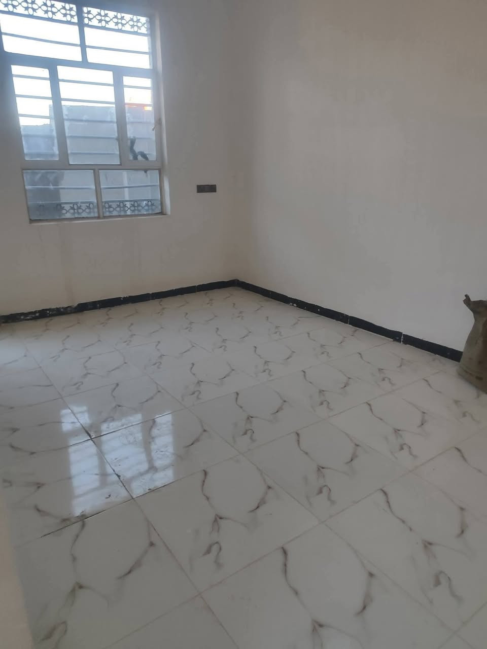 يوجد بيت طابو زراعي جديد مامسكون
المساحة 100متر الوجه 7 والنزال 14 طابقين نوم 2
شارع 80 شارع شريفة وخلف البانزين خانة 
للاستفسار مراجعة مكتب الشارقة للعقار مقابل مسجد الرحمن 
الاتصال اوعبر المراسلة ***********
