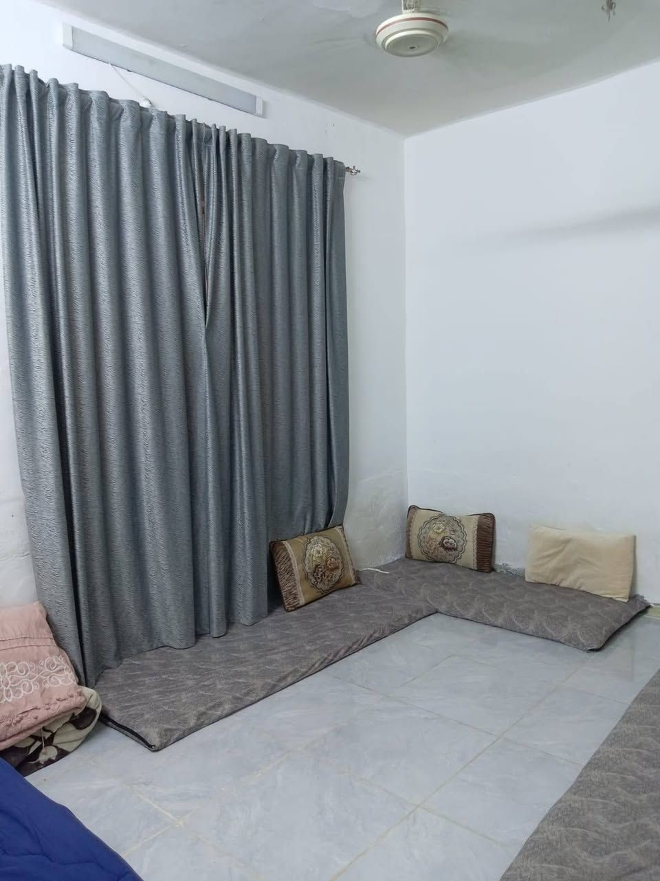 بيت ١٥٠ متر صب مسلح نضيف حي العسكري قطاع ١٣ قريب ع الشارع بيع مستعجل غرفتين صاله استقبال مطبخ ارضيه كاشي سعر ١١٥ بي مجال ***********
