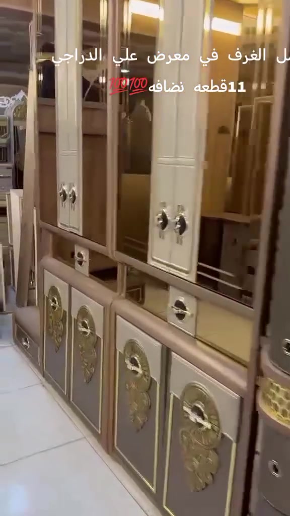 👑 _غرفة نوم ملكية 11 قطعة -  استثنائية
افخم غرفه ممكن شوفه 😍
*تحفة فنية تاخذ العقل*  
🇹🇷 موديل تركي راقي بتفاصيل نحت ليزر وتطعيم ذهبي  
🛏️ *المواصفات*: سرير جك فخم  عملي 
جام برونزي انيق ✨
 كنتورين + كنتور منفصل +
 شازلون  مخزن

💎 *المواصفات*:  
1. خشب MDF تركي + برغي وجوي حديد أصلي  
2. صبغ حراري عالي الجودة مقاوم للخدش  
قماش وتربروف اصلي 
4. إضاءة مخفية + 
سرير مخزن 
 *الحالة*: 100بل100 نظافة، شبه جديدة بدون أي ملاحظة  
💰 
🚚 *التوصيل*: مجاني داخل بغداد - المحافظات أجور نقل


**إذا كنت صاحب هذا الإعلان وتريد حذفه لأي سبب، رجاءا أرسل رسالة إلى الدعم الفني**