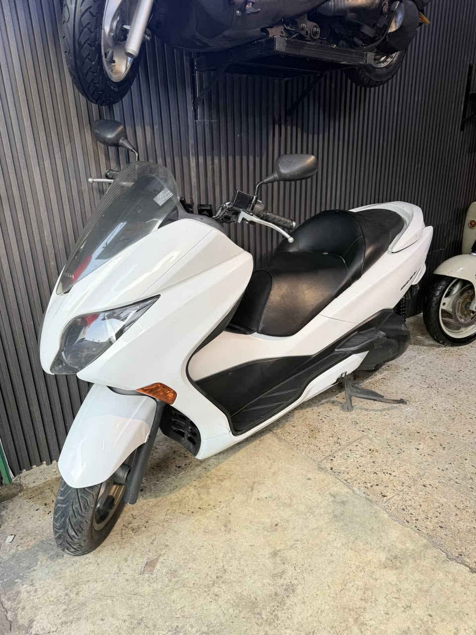 سلام عليكم. للبيع 0-10 مكفوله ماشيه 22 الف اربع تحويلات. اس سفن لون صدفي السعر 15 وبيها مجال مكاني بغداد فضوه عرب معرض كريم الربيعي ***********
