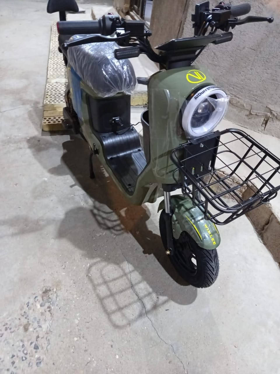 السلام عليكم R9 للبيع فقط استعمال  مال بيت روحه ورجعة من سوك للبيت  بطاريات 32 امبير وينلي الاصلي مع شاحنة وينلي وكيل كاملة من كلشي ما بيها نقص تفتح سويج وتطلع اريدها 450 وبيها مجال قليل حك الجية تواصل  *********** واتساب
