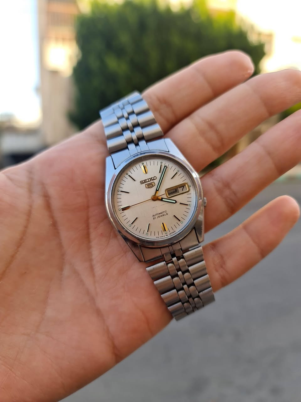 ⌚ SEIKO Automatic Vintage — فخامة الزمن الجميل

ساعة سيكو أوتوماتيك موديل قديم أصلي، تصميم كلاسيكي بهيبة خاصة لعشّاق الساعات اليابانية العريقة. قطعة مميزة تجمع بين القوة والبساطة والأناقة في نفس الوقت.

• حركة أوتوماتيك أصلية (تعمل بحركة اليد)
• 21 Jewels
• عرض اليوم والتاريخ بالعربي
• هيكل ستانلس ستيل كامل
• مينا فضي مع مؤشرات ذهبية أنيقة
• صناعة يابانية بجودة Seiko المعروفة
• موديل قديم نادر لعشاق الـ Vintage

ساعة لها حضور قوي على اليد وتناسب الاستخدام اليومي واللبس الرسمي، خيار مثالي للي يعرف قيمة الساعات الأصلية القديمة.

للتواصل على الرقم التالي او على الخاص 0795472588

✨️يرجى متابعة الصفحه لكي يوصلكم كل ما هو جديد ✨️⌚️


**إذا كنت صاحب هذا الإعلان وتريد حذفه لأي سبب، رجاءا أرسل رسالة إلى الدعم الفني**