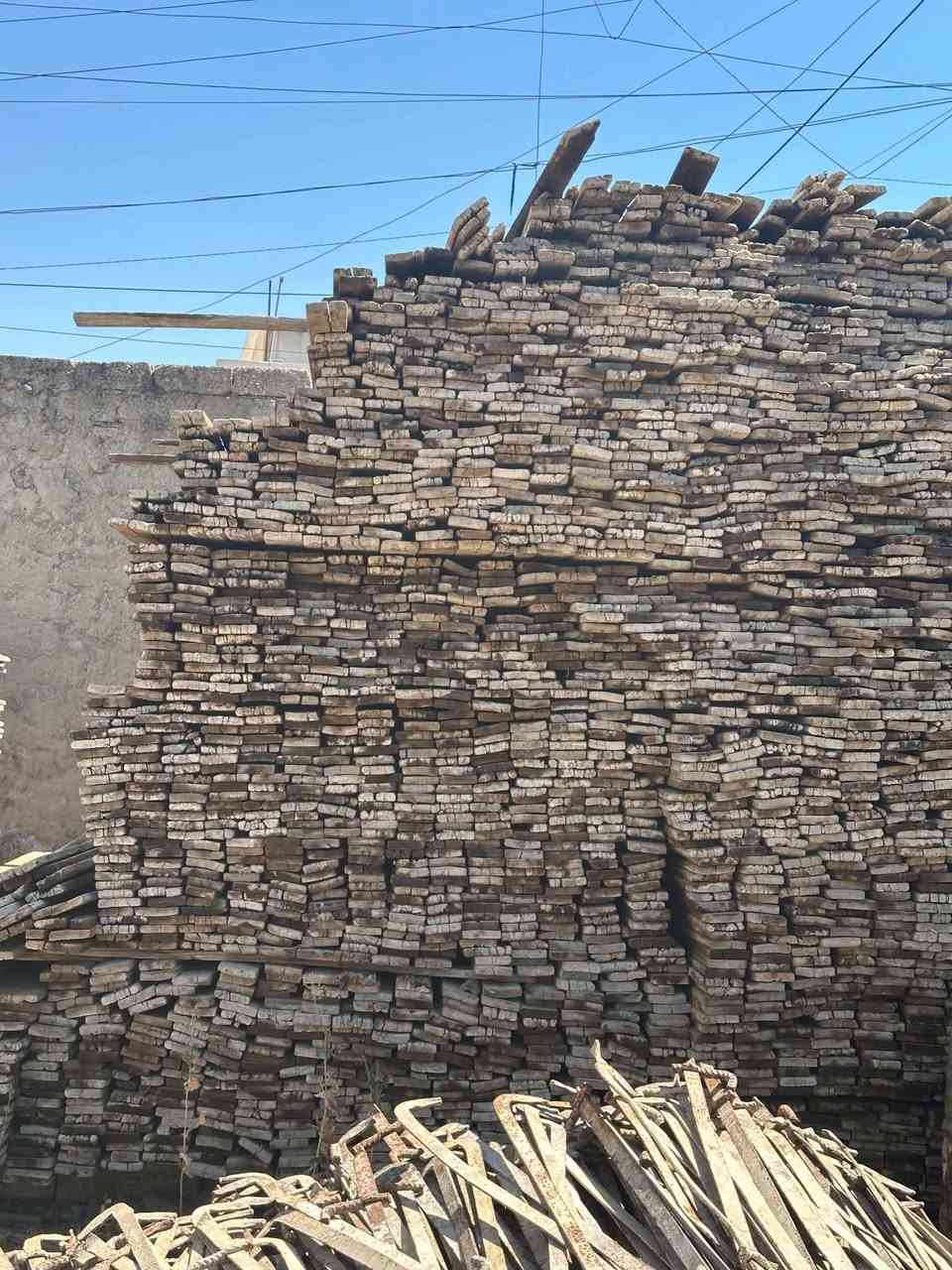 متوفر في الموصل الكرامة قرب المشاتل خلف مشتل الريحان
خشب قالب جميع القياسات لوح وجسر 
لوح 4 متر مستعمل سعر المكعب 375 الف
لوح 3متر مستعمل سعر المكعب 375 الف
لوح 3.5 مستعمل سعر المكعب 375 الف
جسور 3 و4 مستعمل سعر المكعب 375 الف
لوح مقاصير كافة القياسات سعر المكعب 250 الف
عصايب كافة القياسات سعر المكعب 250 مقاصير 
فخخ زوج 4
درسك 330 سعر الزوج 7 زاخو درجة اولى 
***********
***********
