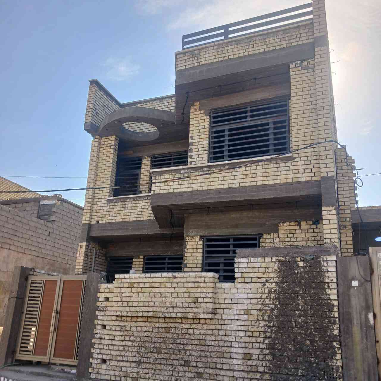 سلام عليكم الدار للبيع طابقين مساحه ١٢٨م واجهة ٧ونص نزال ١٧يتكون من غرف نوم٣ حمام عدد ٢وحمام سويت ومطبخ صاله وستقبال سند ٢٥قرار محكمة خدمات كاملة مي كهرباءسحب مدارس العنوان جسر ديالى منطقة للكرغوليه سايد الواحد مقابيل البانزين خانه للاستفسار رقم الهاتف ***********
