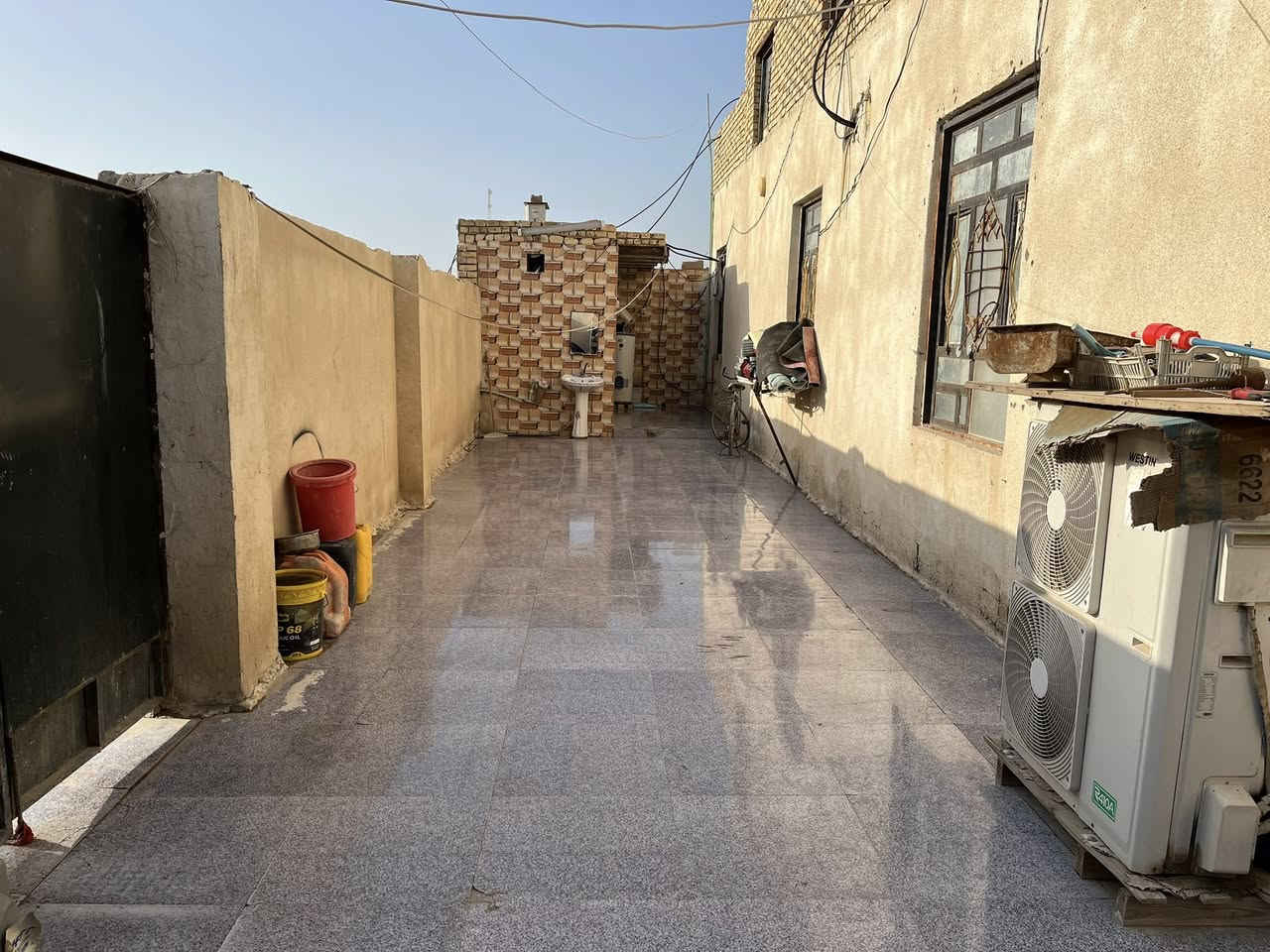 للبيع بيت في سوق الشيوخ حي الشهداء زراعي مساحه 500البناء 300 يحتوي على 3غرف +حمام داخلي وخارجي دوانيه ومطبخ واستقبال وصاله بناء جديد صاير علا شارعين السعر 70وبي مجال  استفسار اتصل ***********
واتساب متوفر
