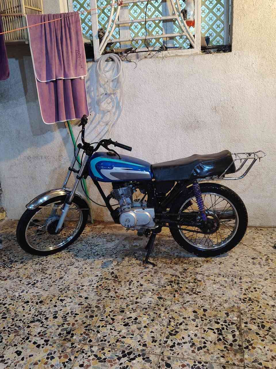 سلام عليكم شباب عندي دراجه لبيع دراجه حلوه ونضيفه الدراجه نامه شلامجه مكينه خرسه شلعه تاكل الكاع والمعدل ونعومه سعر ٣٢٥ وبيه مجال قليل كلش مكاني تنومه صالحيه رقم ***********
