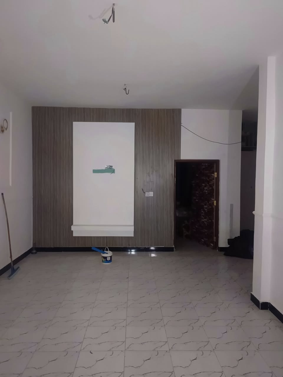 🏡✨ مــشــتــمــل لــلــبــيــع ✨🏡 السعر ٥٦مليون 
━━━━━━━━━━━━━━━━━━━━
📍 الــمــوقــع: بابل – حي الجزائر
خلف مستشفى الحياة
━━━━━━━━━━━━━━━━━━━━
📐 الــمــســاحــة: 100 متر
📜 طــابــو زراعــي – ســنــد 25
📏 الــواجــهــة: 6.5 متر
📐 الــنــزال: 16 متر
━━━━━━━━━━━━━━━━━━━━
🏠 تــفــاصــيــل الــمــشــتــمــل:
🛏 غــرف نــوم عــدد (1)
✨ هــول 
🍽 مــطــبــخ
🚿 مــجــمــوعــة صــحــيــة مــعــزولــة
🌳 حــديــقــة
🚗 كــراج
━━━━━━━━━━━━━━━━━━━━
🌟 مــمــيــزات الــعــقــار:
✔ مــوقــع ســكــنــي هــادئ
✔ قــريــب مــن الــخــدمــات
✔ مــنــاســب لــلــســكــن 
━━━━━━━━━━━━━━━━━━━━

💰 الــســعــر: 56 مليون قــابــل لــلــتــفــاوض

━━━━━━━━━━━━━━━━━━━━━
📞 لــلــاســتــفــســار والــاتــصــال
🏢 مــكــتــب عــقــارات أَبــراج بــابــل

• ***********
• ***********

📍 مــوقــع الــمــكــتــب:
بابل – حي الجزائر – مقابل الجسر الدولي

━━━━━━━━━━━━━━━━━━━━━━
