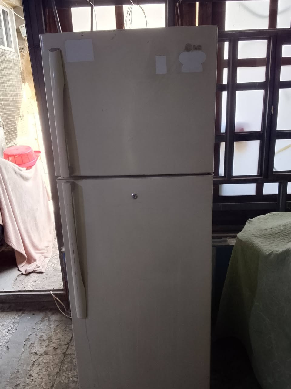 السلام عليكم ثلاجة شغالة على الفحص السعر 125 وبيهة مجال رقم الهاتف ***********
