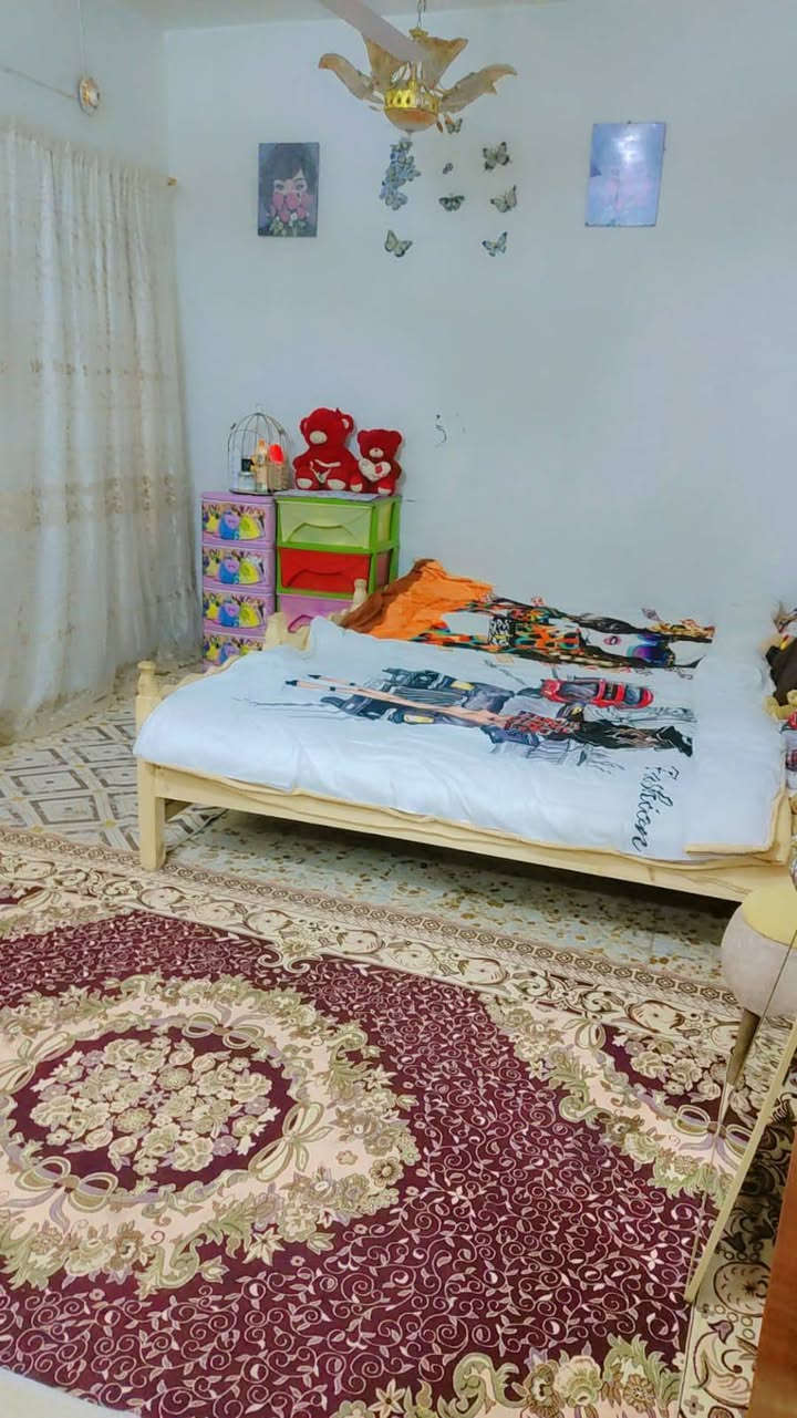 السلام عليكم 
بيت للبيع في حي التأميم الأولى طابقين والثالث بيتونة وسطح 200م موقع مميز على ساحة وخلف مدرسة الرواد البيت حاليآ مشتملين وتكدر ترجعة بيت واحد للأستفسار ***********
